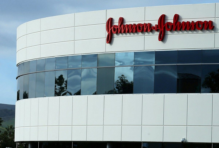 Здание компании Johnson & Johnson в городе Ирвайн, штат Калифорния, США.